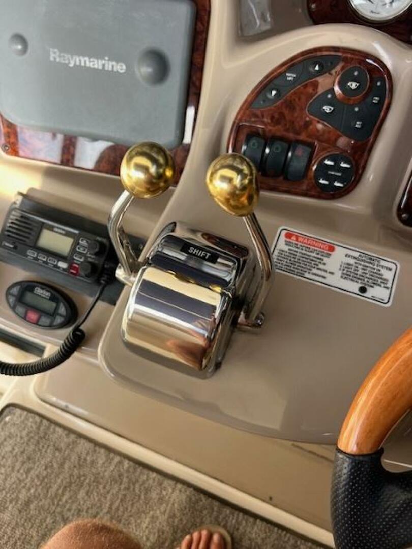 2005 Sea Ray 320 Sundancer - Image 18