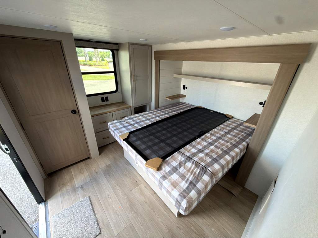2027 JAYCO JAY FLIGHT BUNGALOW 404LOFT - Image 25