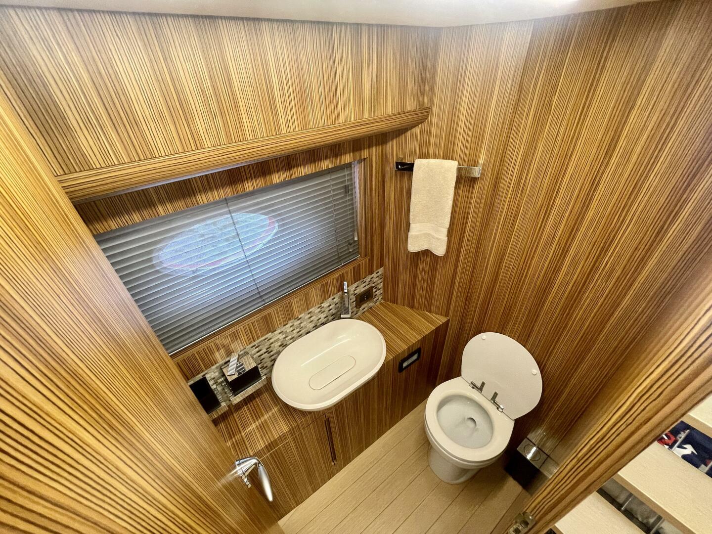 2017 Chris-Craft Commander 42 - Image 34