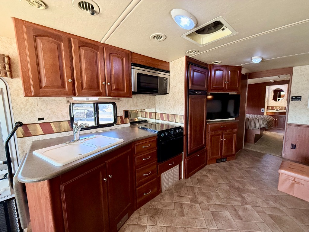 2011 Winnebago Vista 35F - Image 15