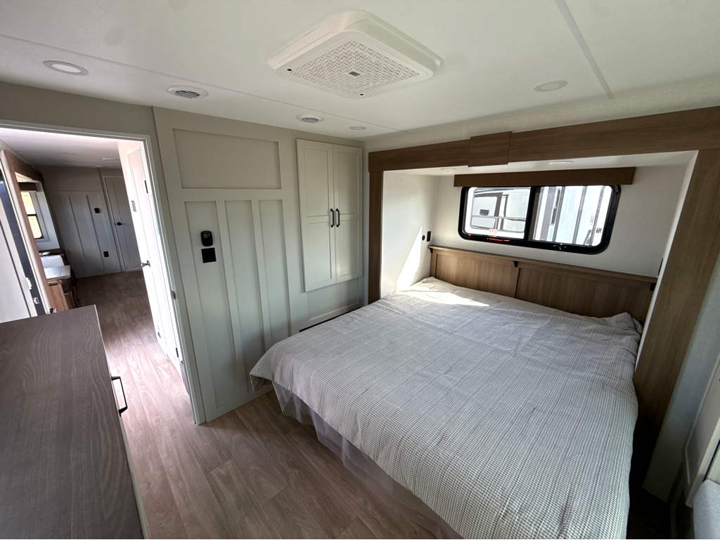 2027 VENTURE RV SPORTTREK 343VIB - Image 11