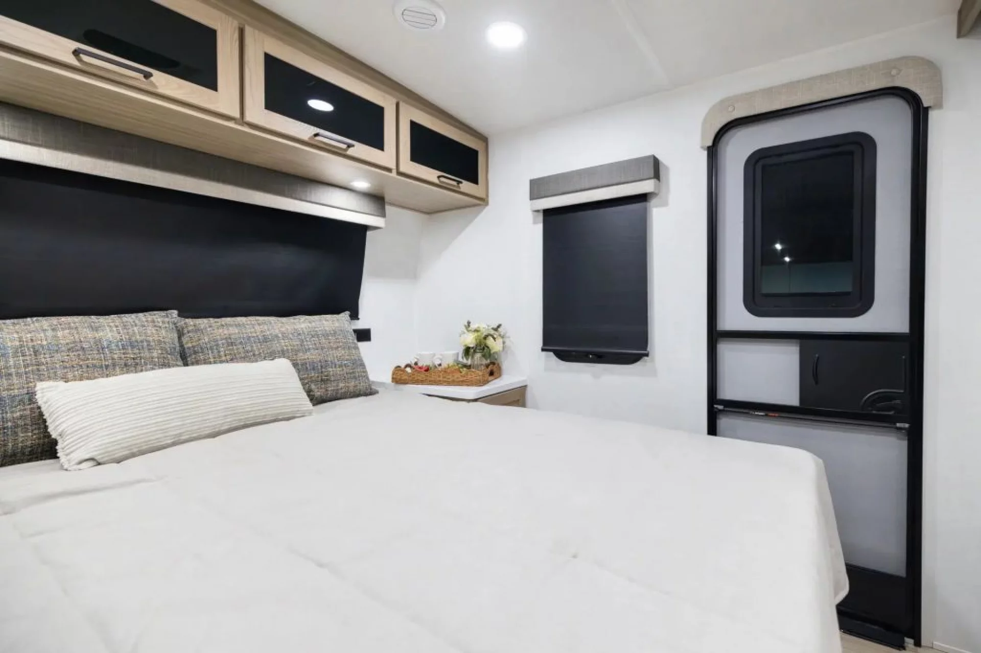 2027 FOREST RIVER ROCKWOOD MINI LITE 2515S - Image 14