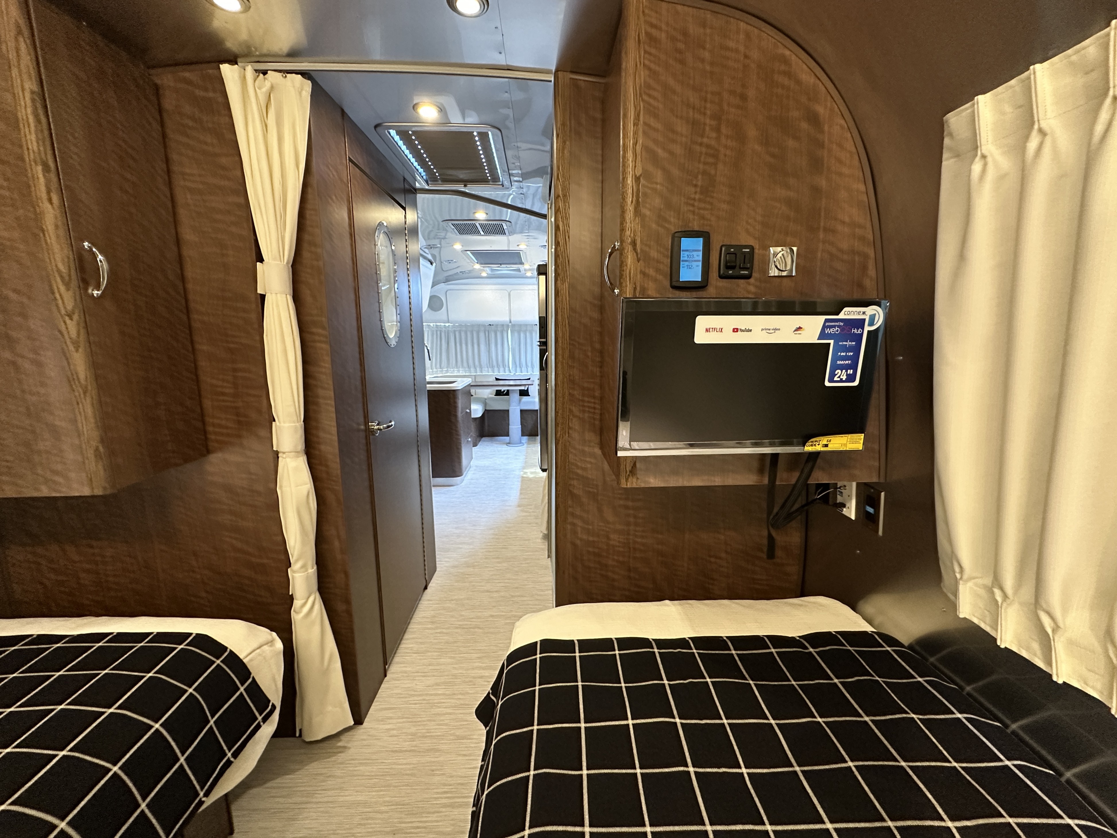 2027 Airstream Globetrotter 27FB Twin - Image 17