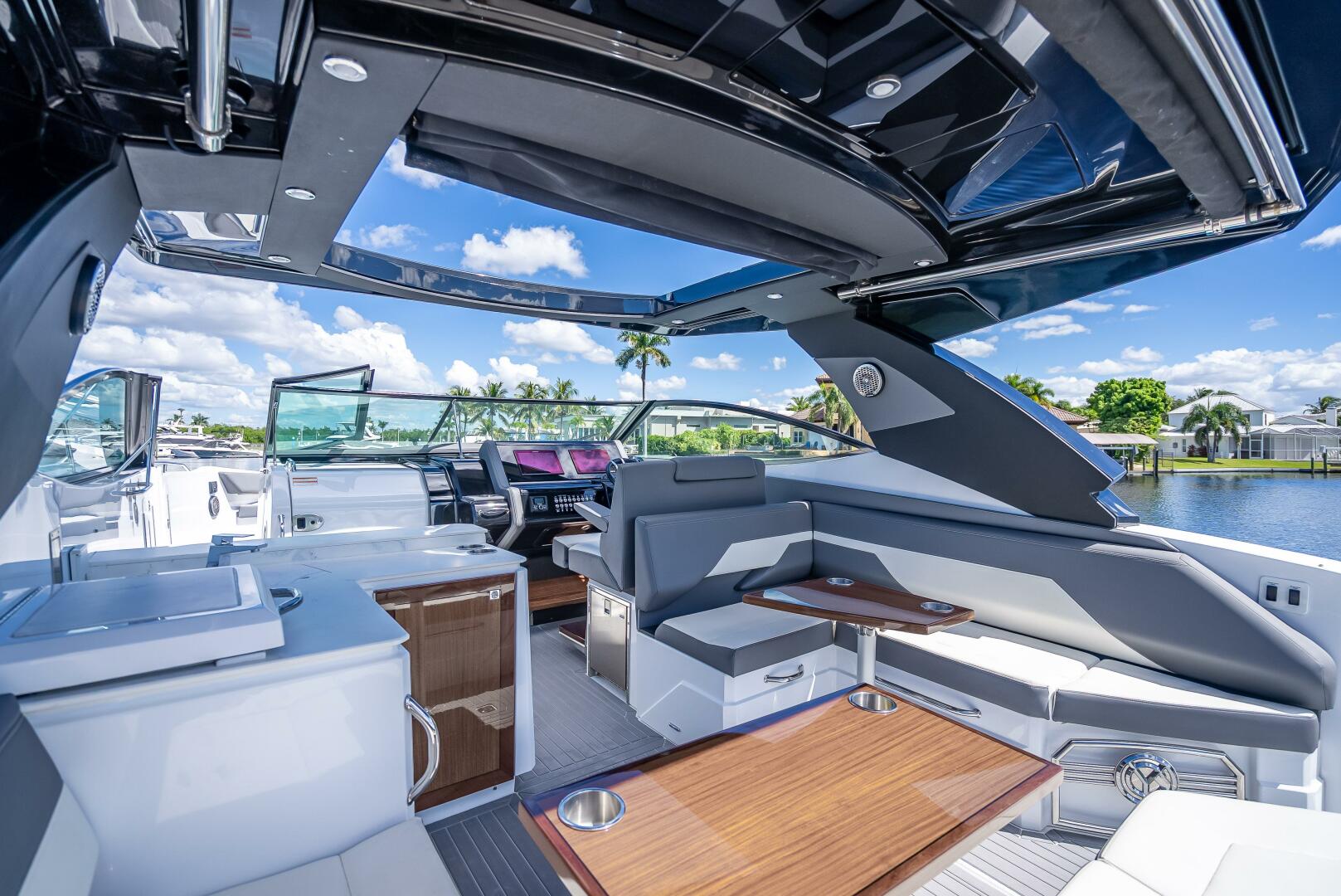 2022 Cruisers Yachts GLS OB - Image 14