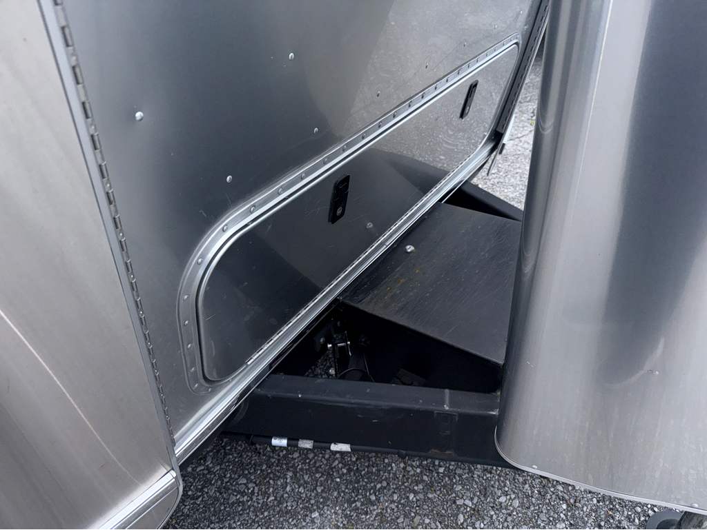 2024 AIRSTREAM GLOBETROTTER 27FB TWIN - Image 8