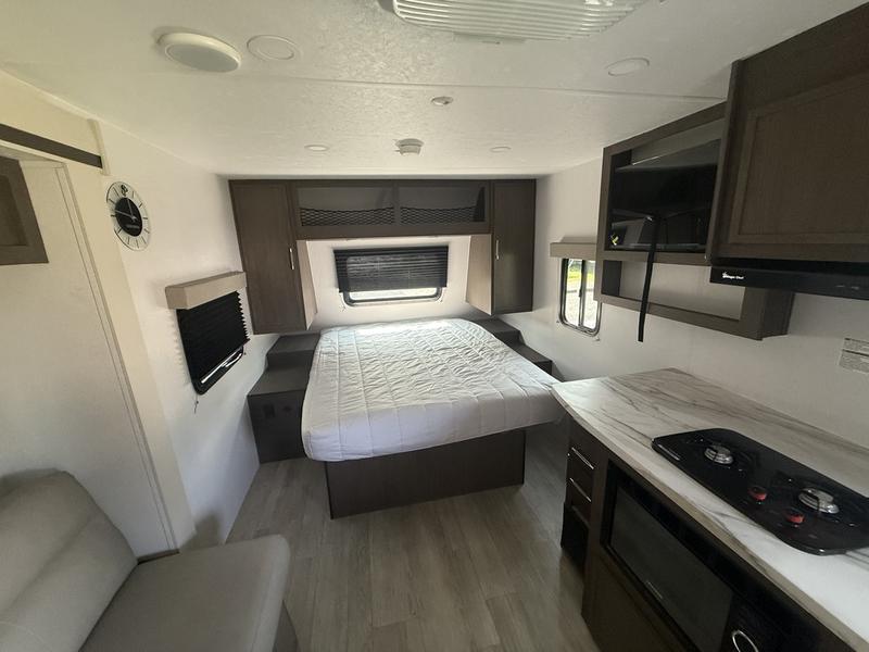 2027 Coachmen FET19SE-320 - Image 16