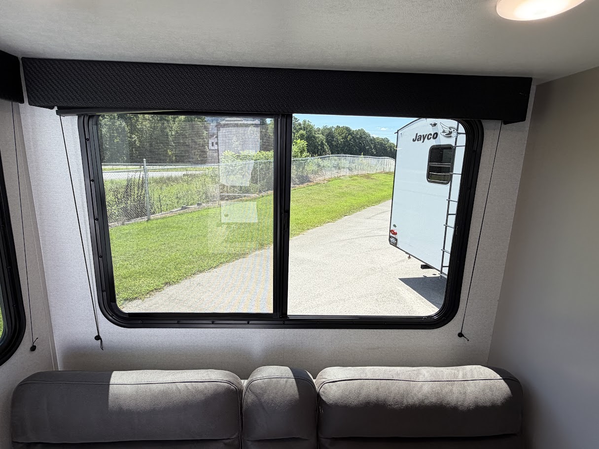 2027 JAYCO JAY FEATHER 25RLSL - Image 3