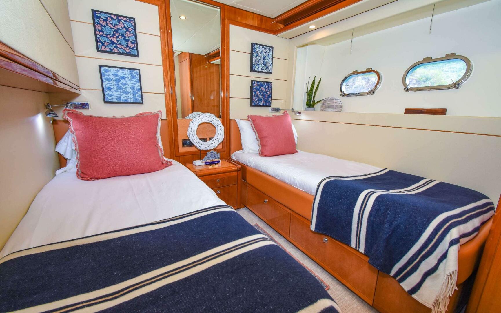 2006 Ferretti Yachts 881 - Image 12