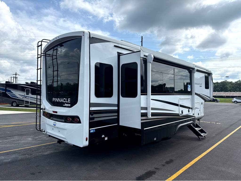 2027 JAYCO PINNACLE 32RLTS - Image 4