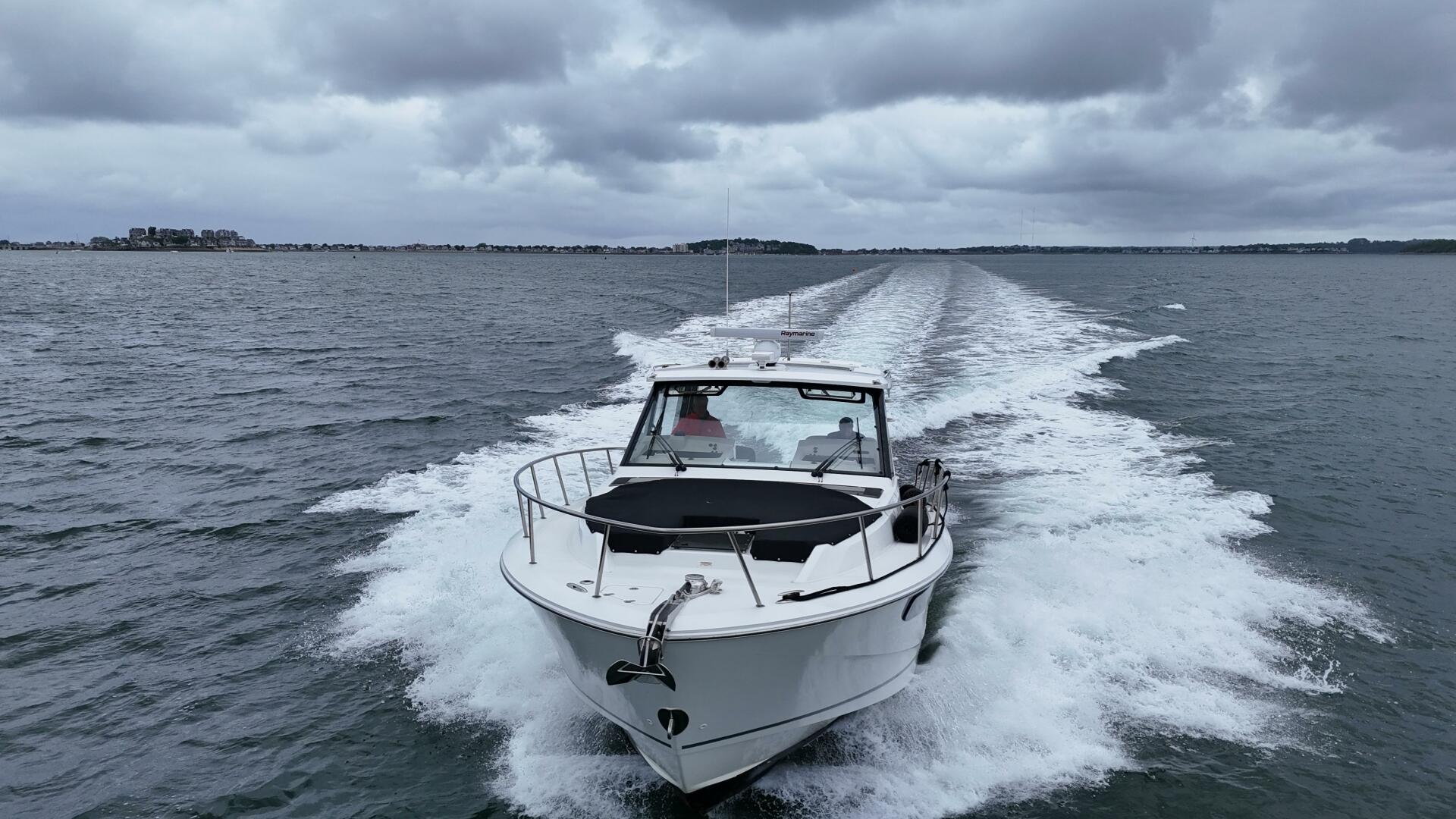 2021 Boston Whaler 405 Conquest - Image 15