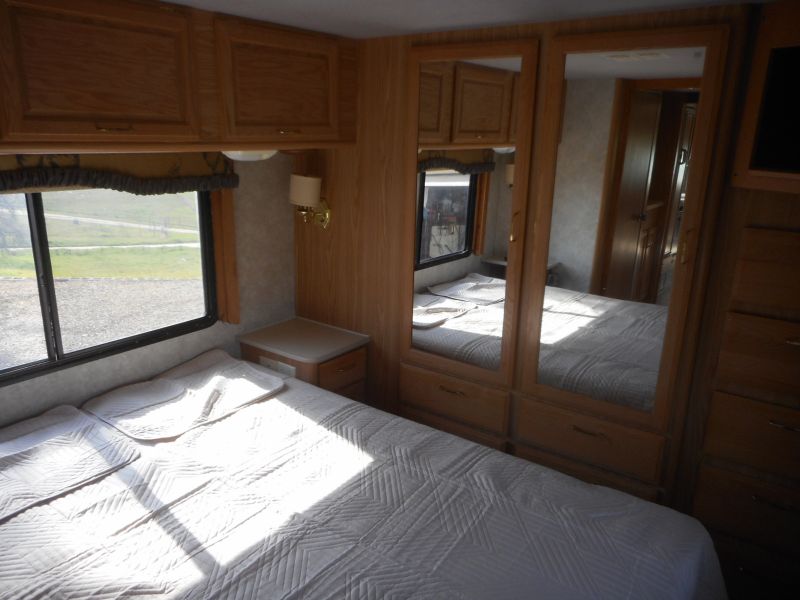 2001 Fleetwood Bounder 36S - Image 11