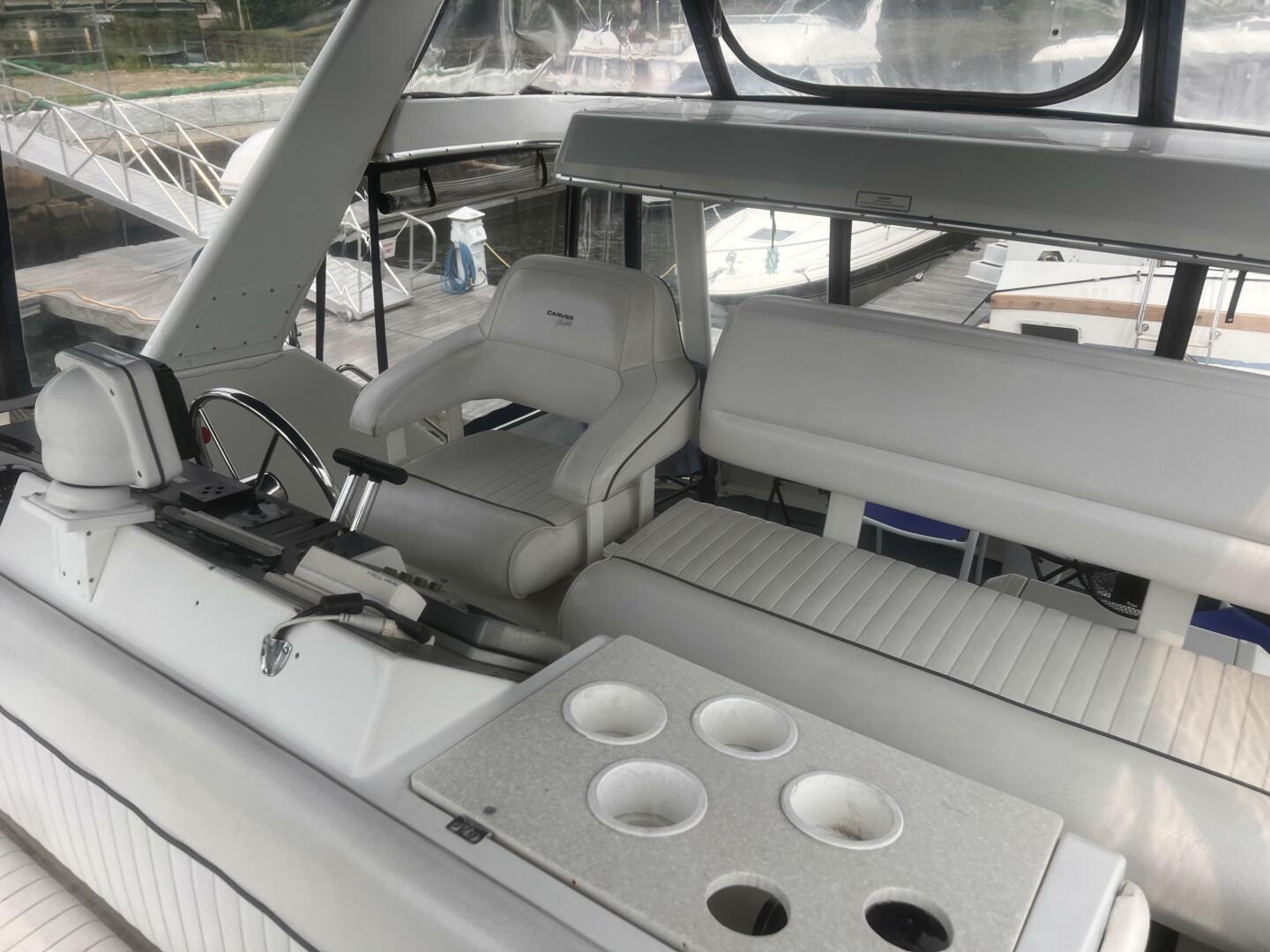 1994 Carver Aft Cabin Motor Yacht - Image 13