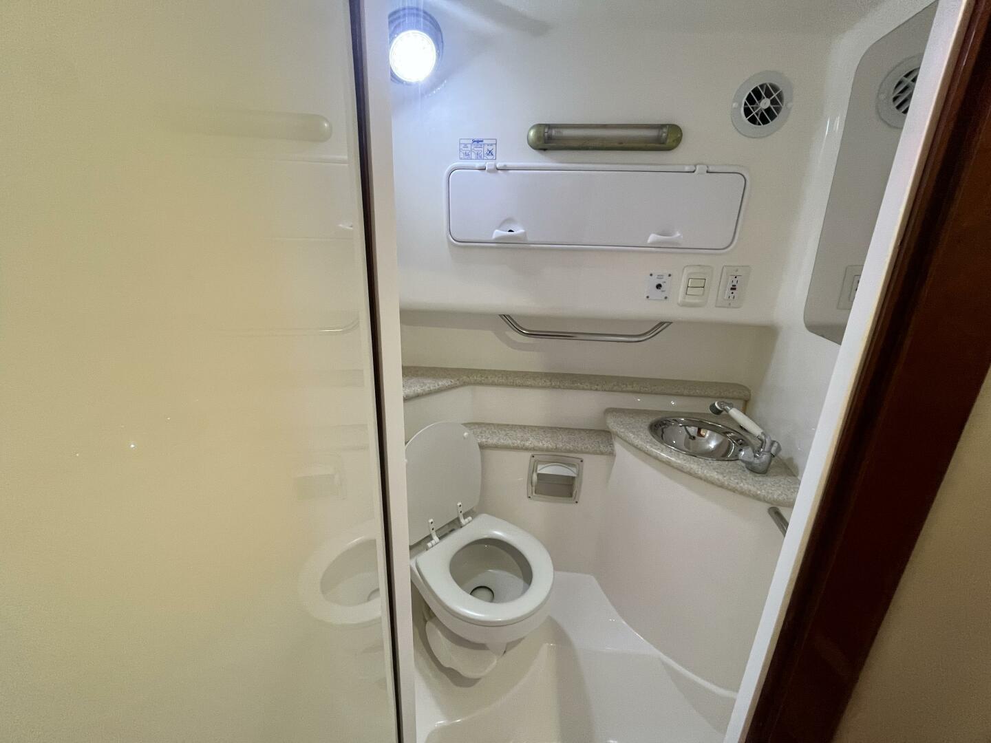 2007 Fountain 33 Sportfish Cruiser - Image 15