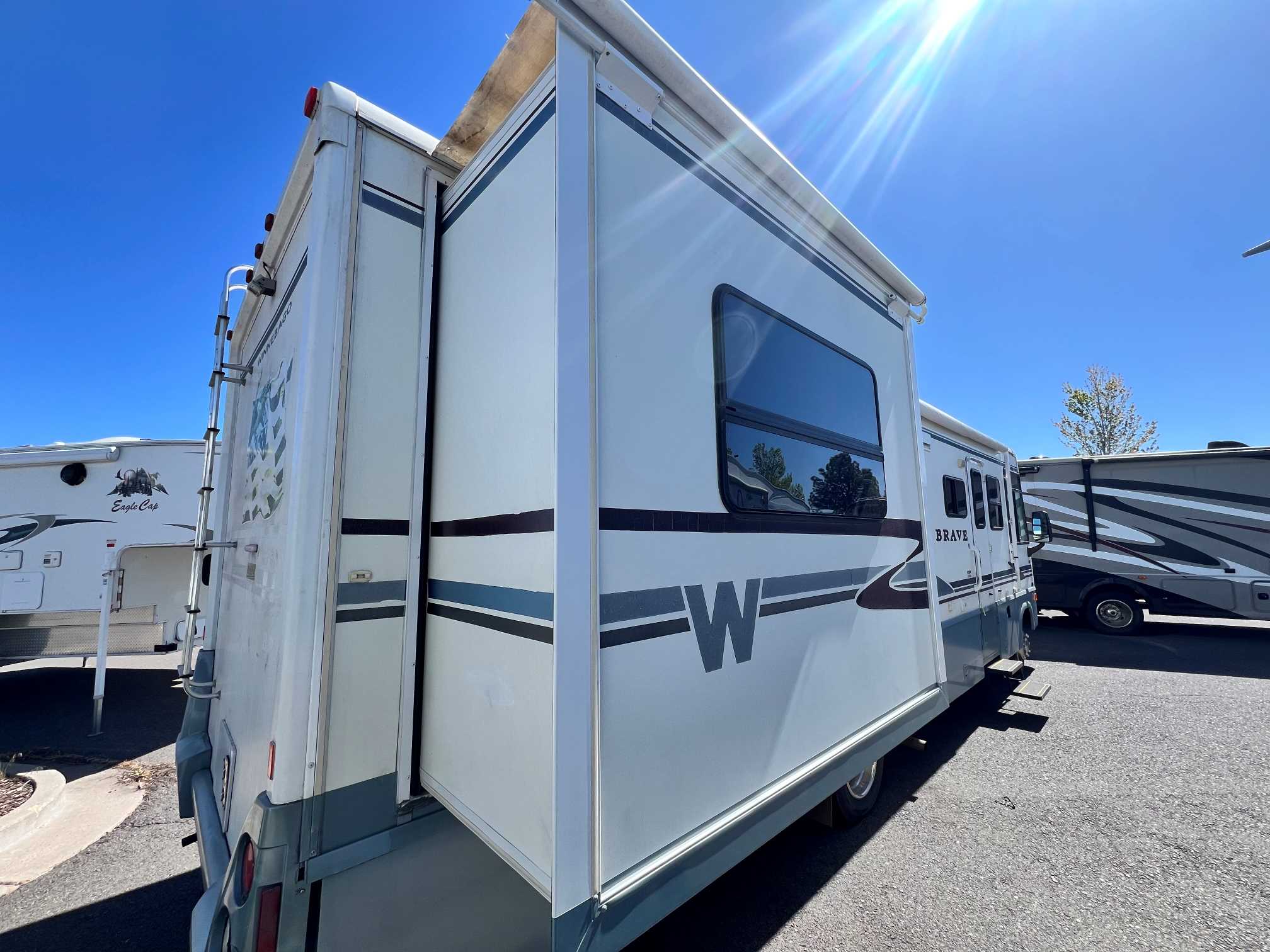2004 Winnebago Brave 32V - Image 3