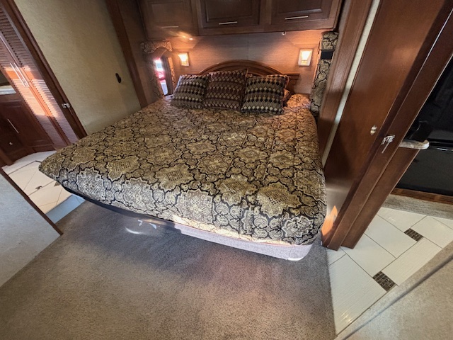 2014 Coachmen Cross Country 404RB - Image 28
