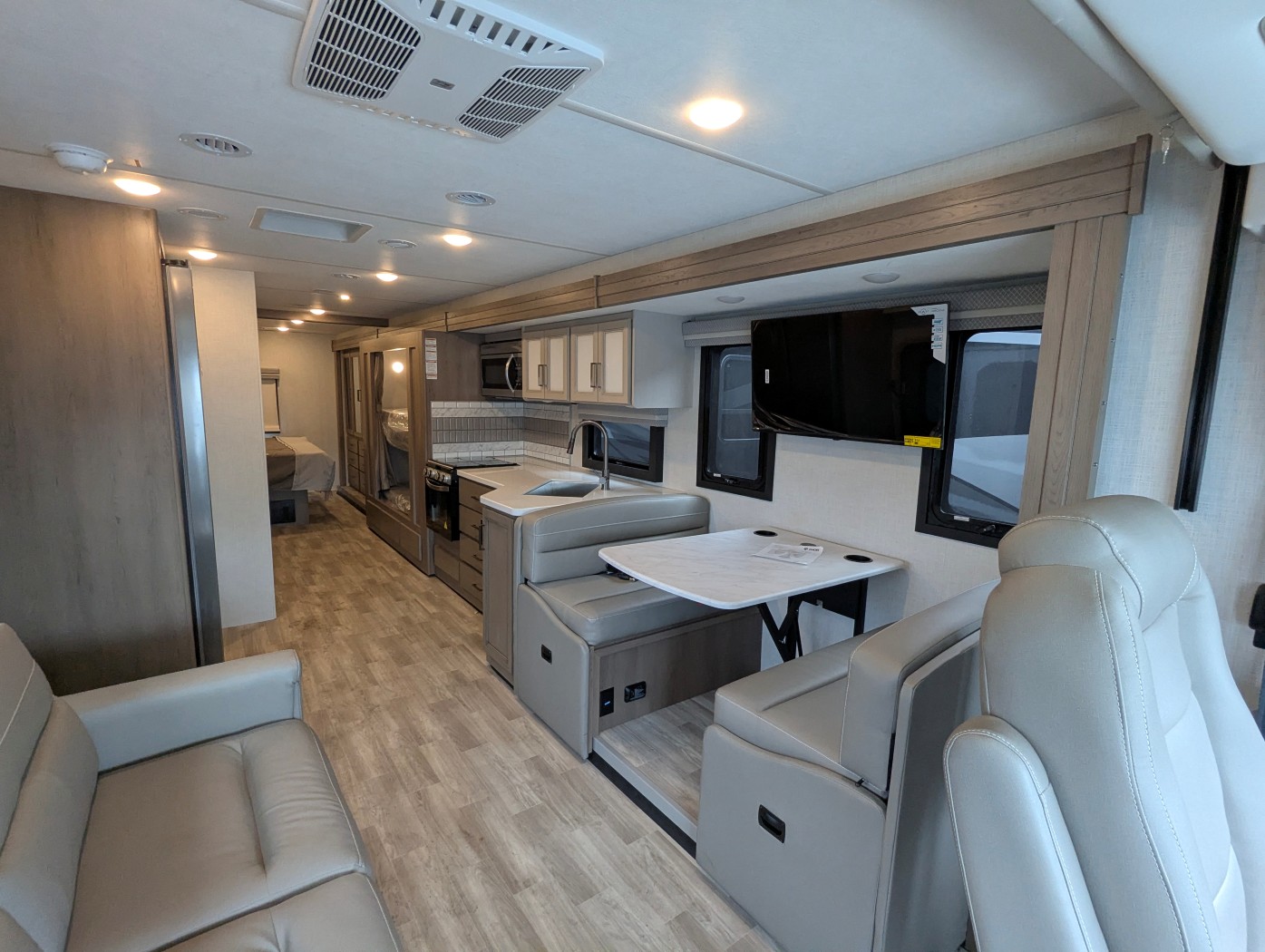 2026 Thor Motor Coach Windsport 35J - Image 9