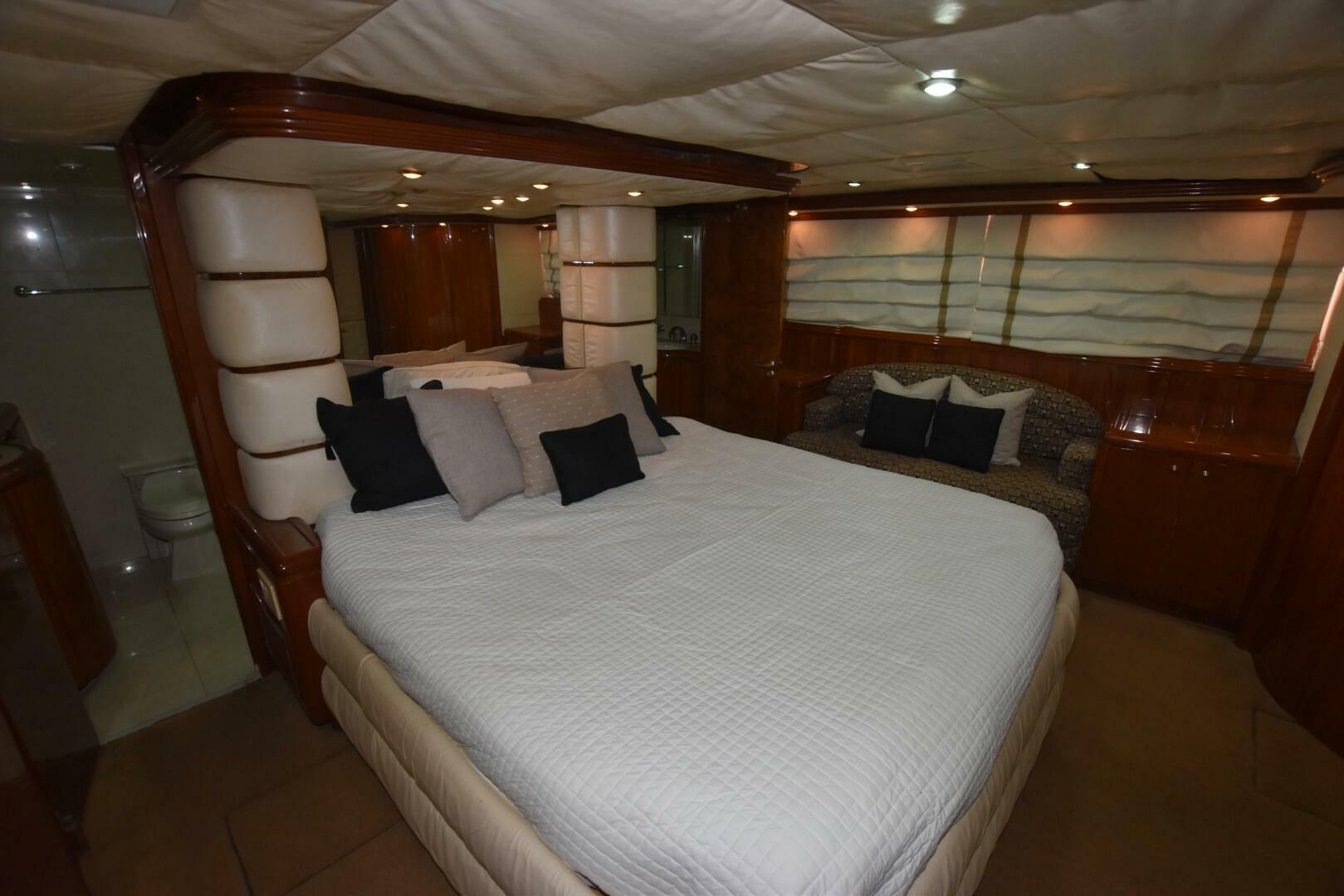 1998 Hatteras 74 Sportdeck - Image 9