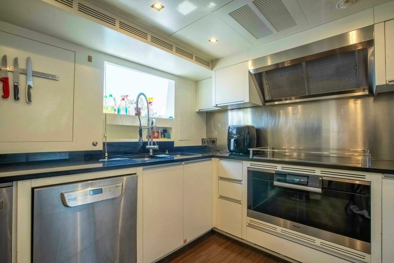 2015 Benetti Benetti Classic 121 - Image 49