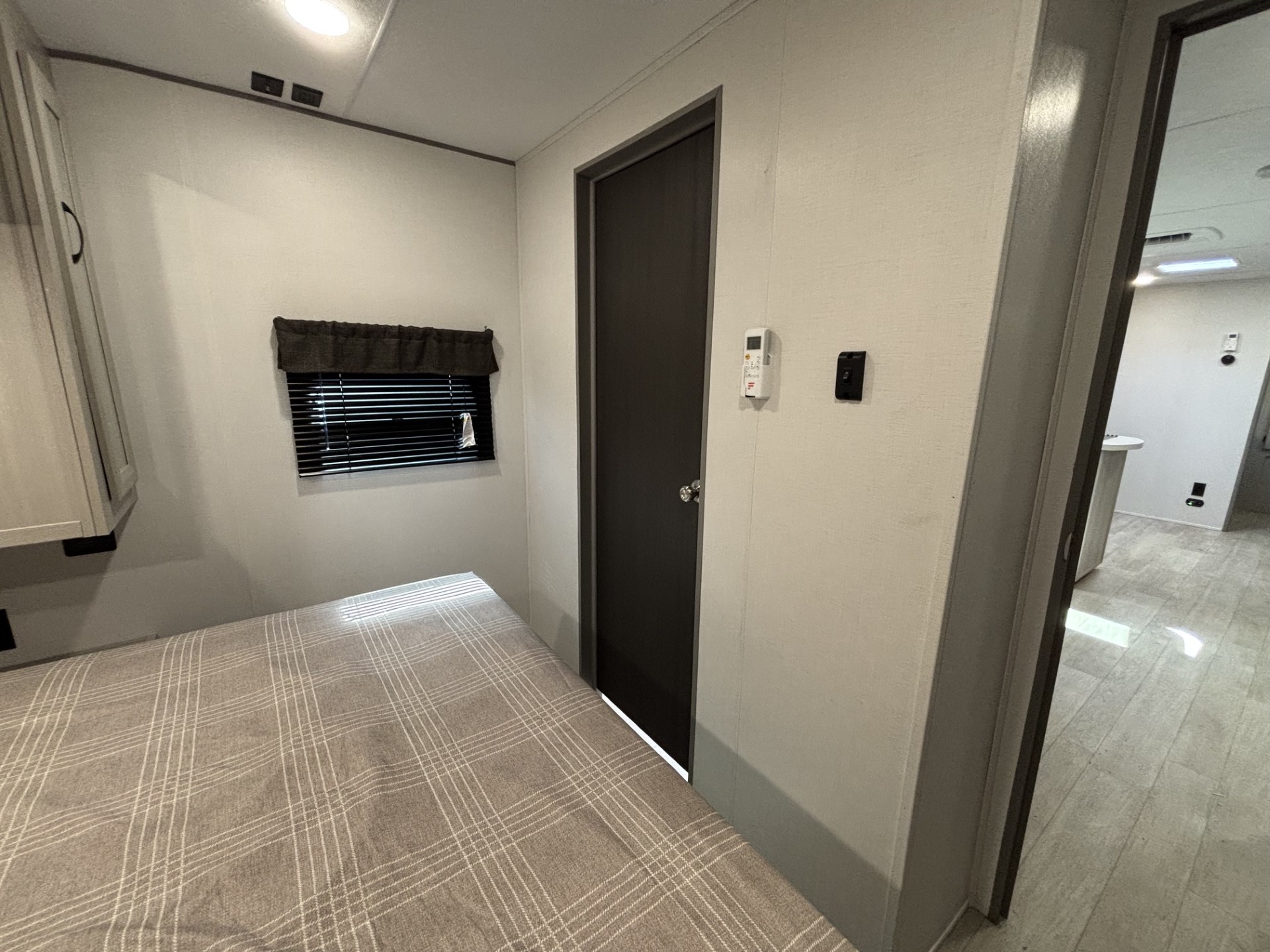 2027 Coachmen Catalina Legacy Edition 293TQBSCK - Image 18