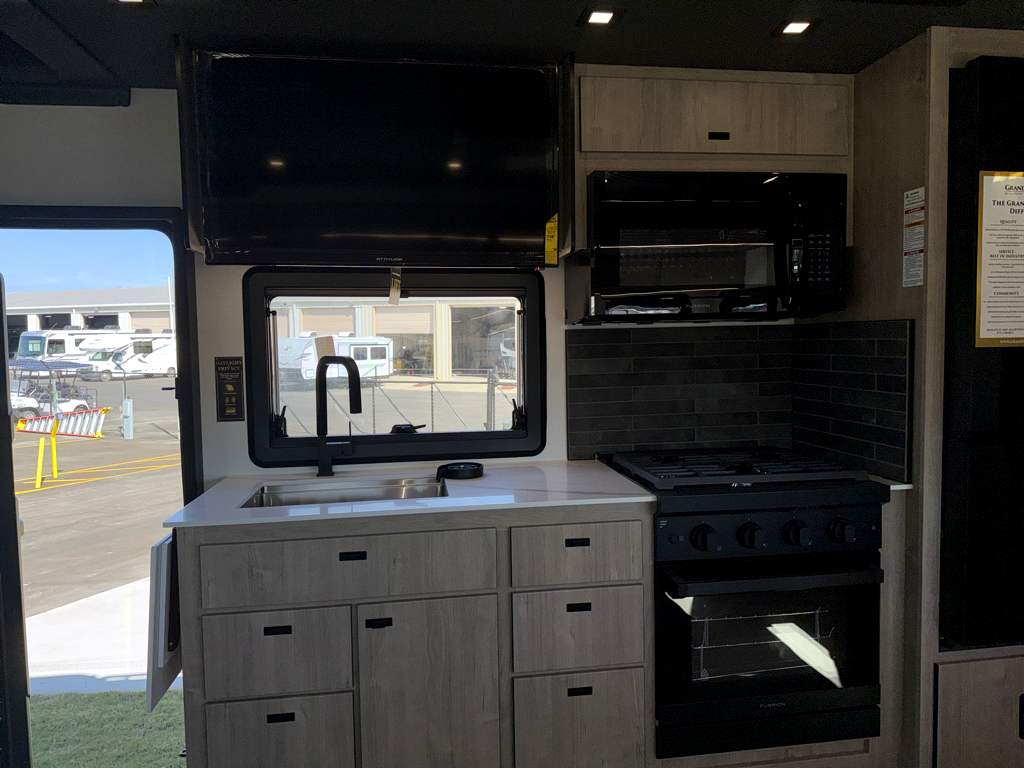 2026 GRAND DESIGN LINEAGE SERIES F 31ZW - Image 17