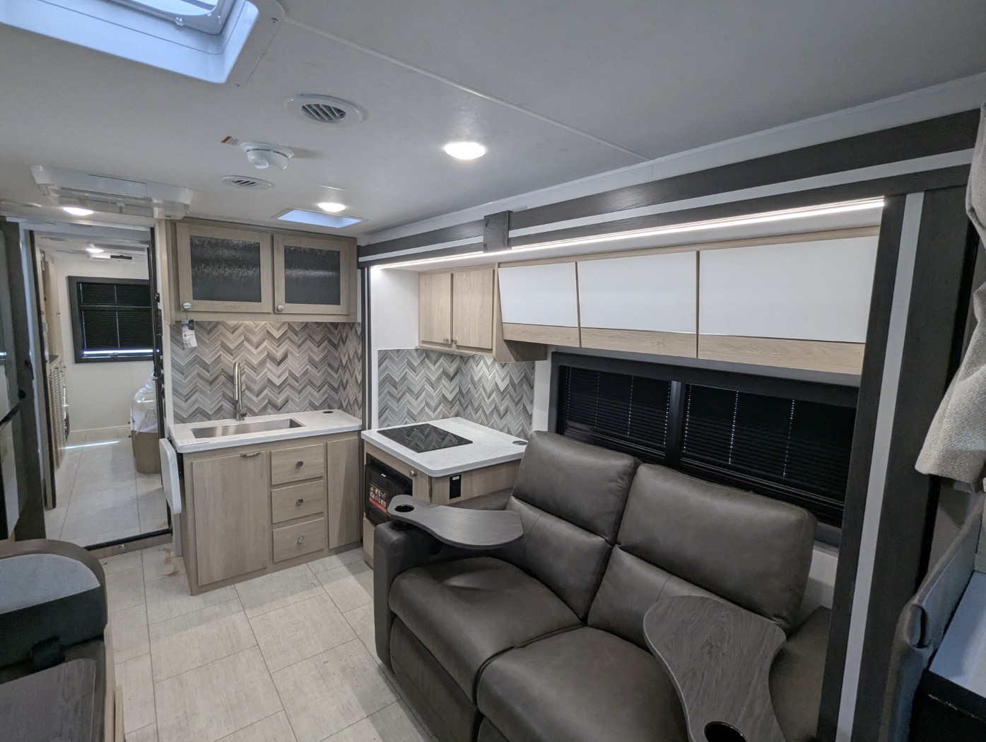 2026 Coachmen Entourage 330DS - Image 20