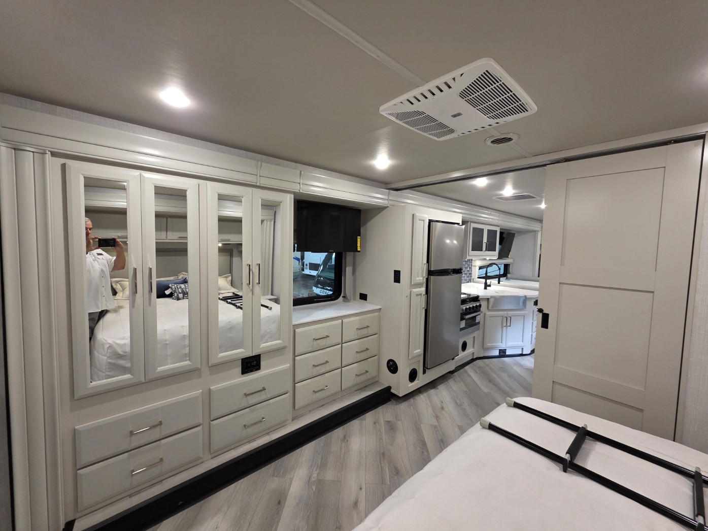 2026 Holiday Rambler Invicta 33HB - Image 23