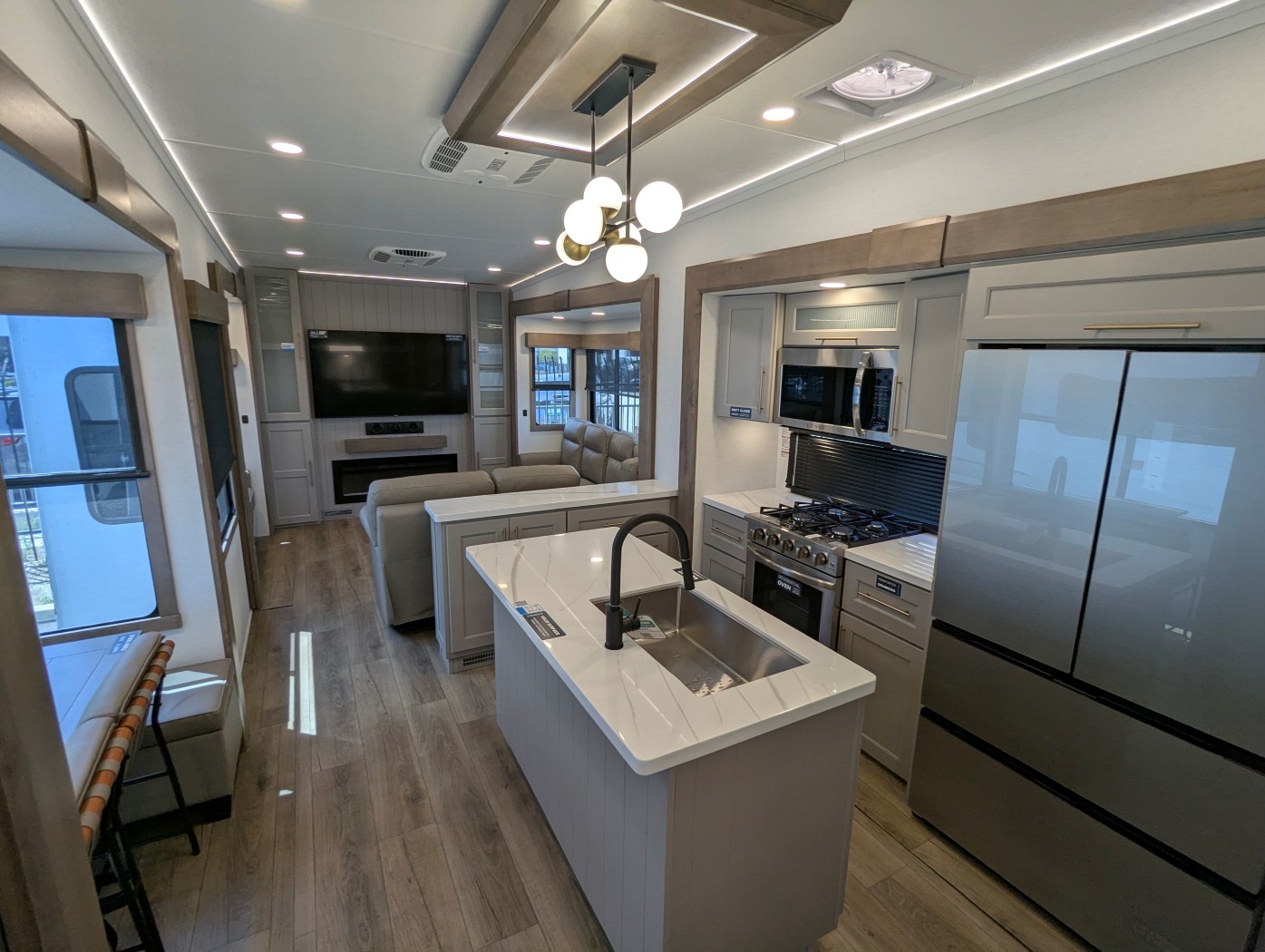 2025 Alliance RV Paradigm 375RD - Image 22