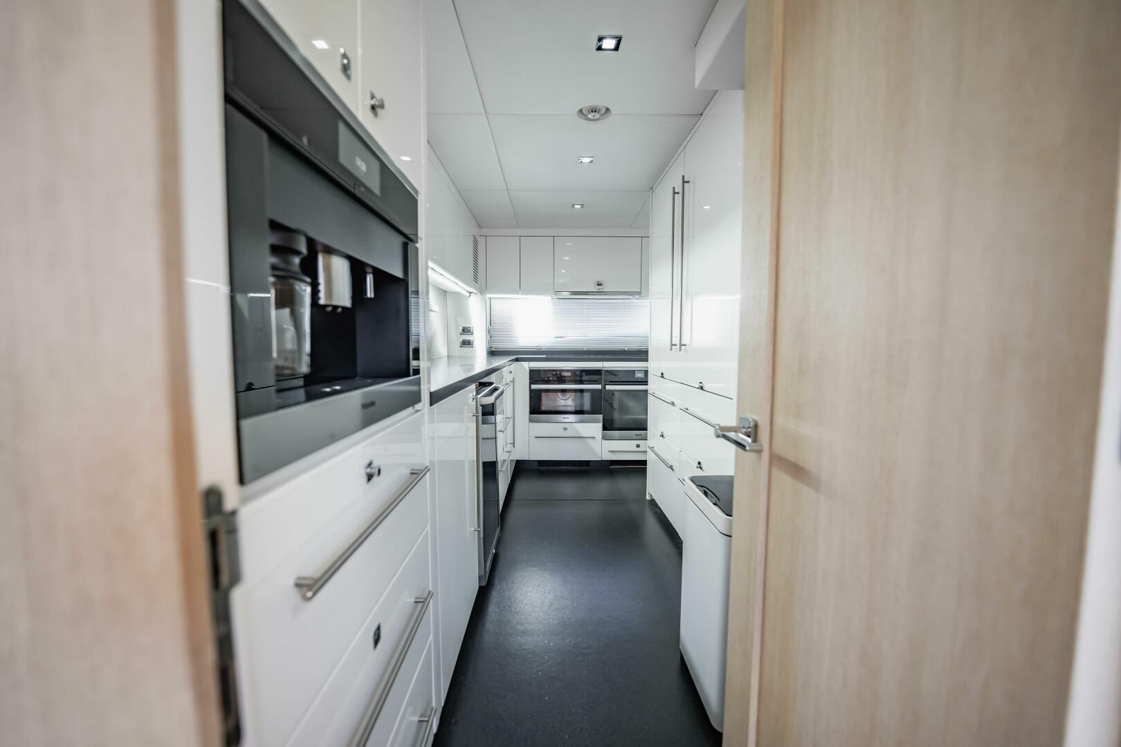 2011 Sunseeker 34 Metre Yacht - Image 37
