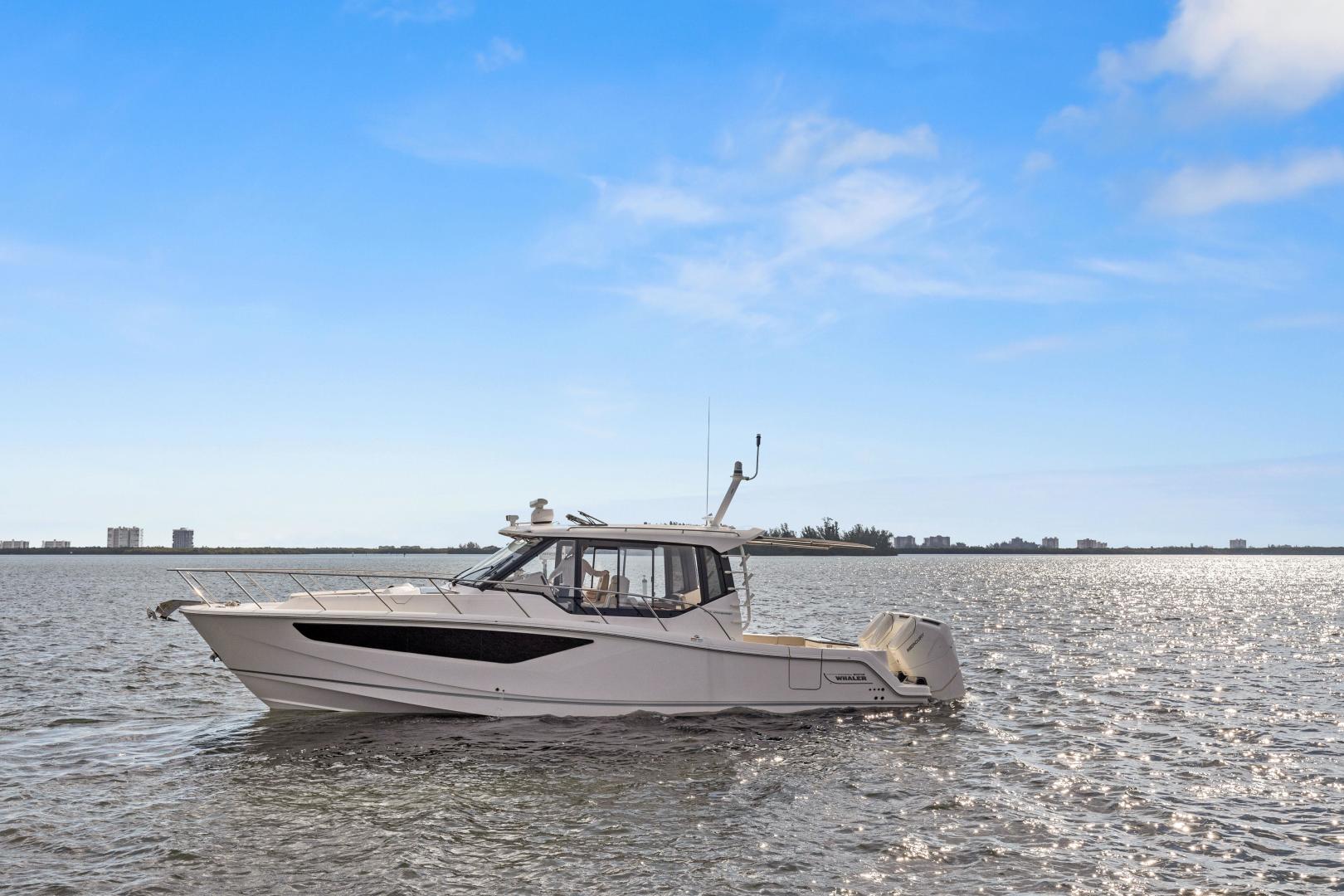 2022 Boston Whaler 405 Conquest - Image 2