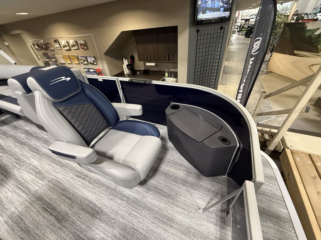 2026 Bennington 22SF TriToon Pontoon - Image 9