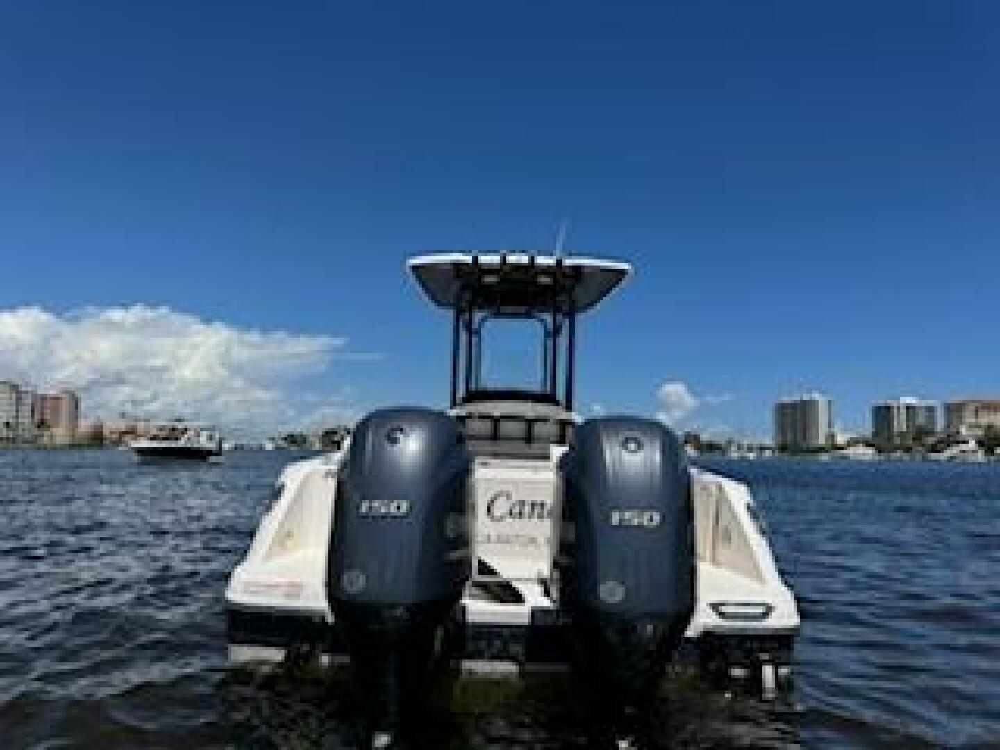 2022 Robalo R242 Center Console Base - Image 2