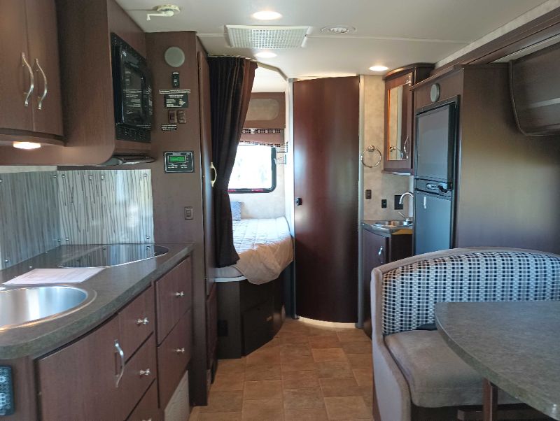 2011 Itasca Navion 24J - Image 7