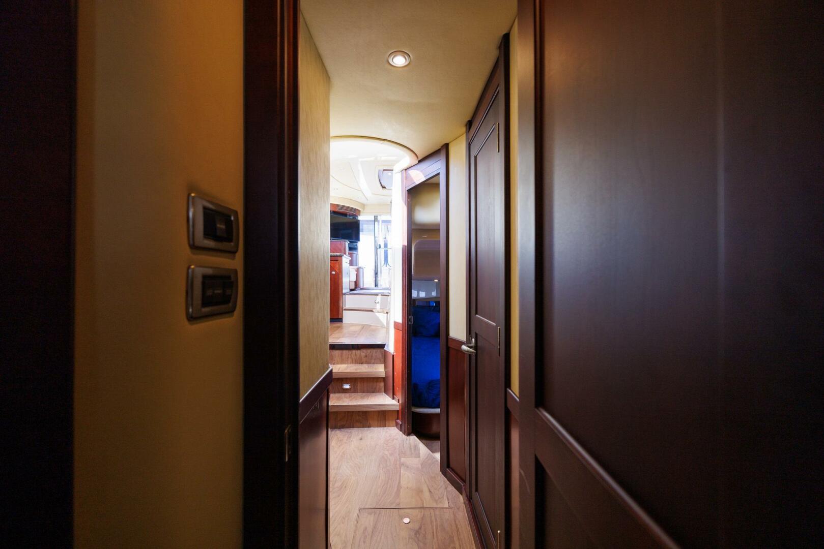 2006 Sea Ray 52 Sedan Bridge - Image 11