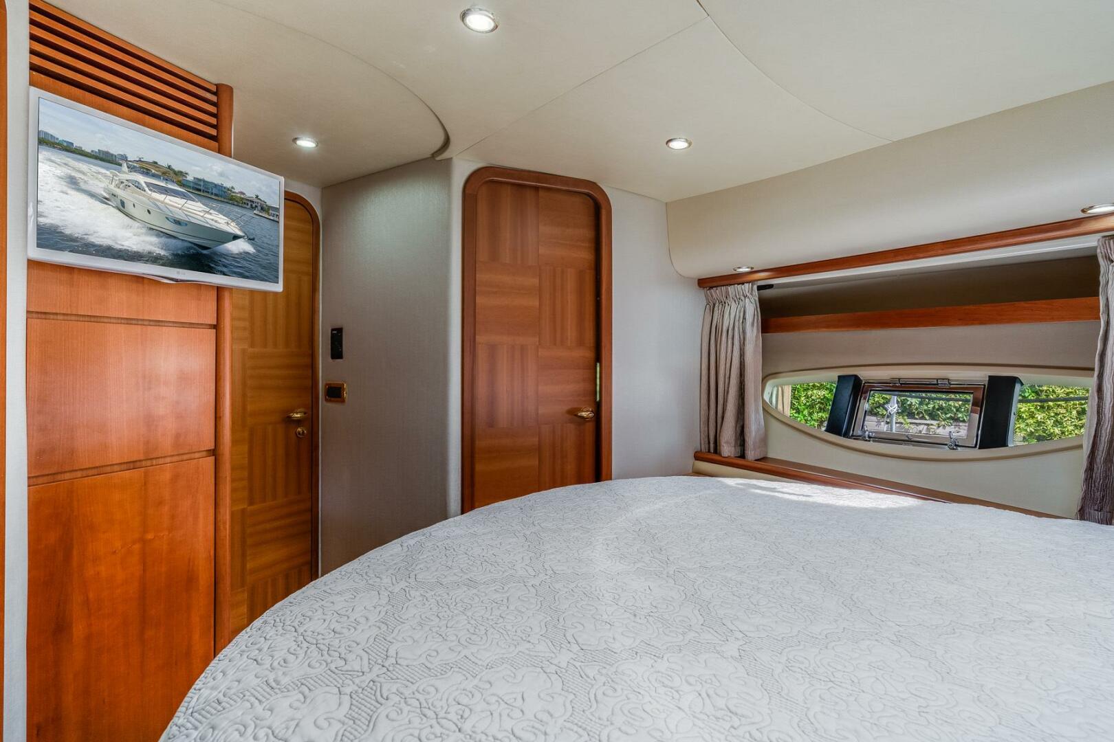 2009 Azimut 62E - Image 40
