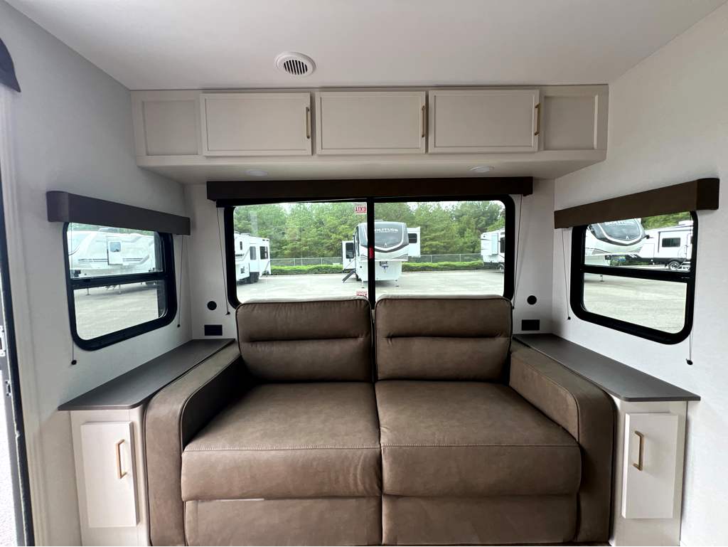 2027 GRAND DESIGN TRANSCEND 245RLT - Image 9