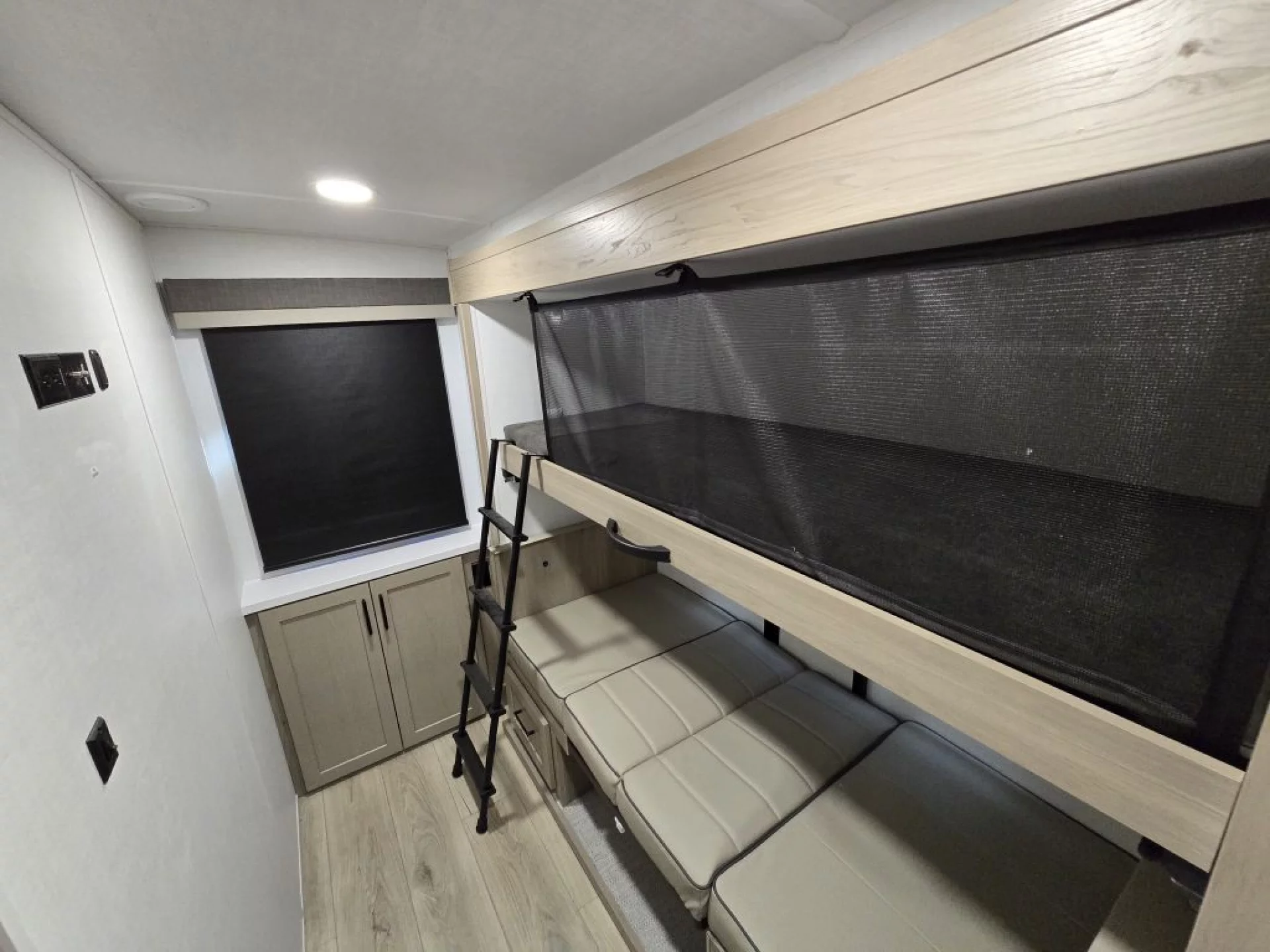 2026 FOREST RIVER ROCKWOOD MINI LITE 2519S - Image 15