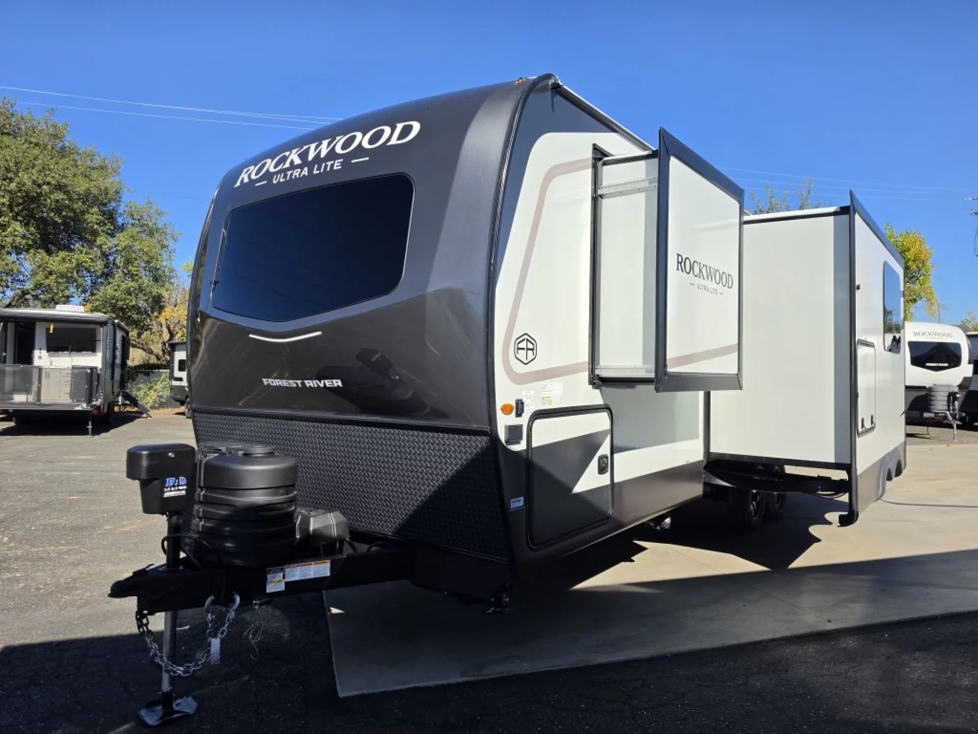 2027 FOREST RIVER ROCKWOOD ULTRA LITE 2621RB - Image 3
