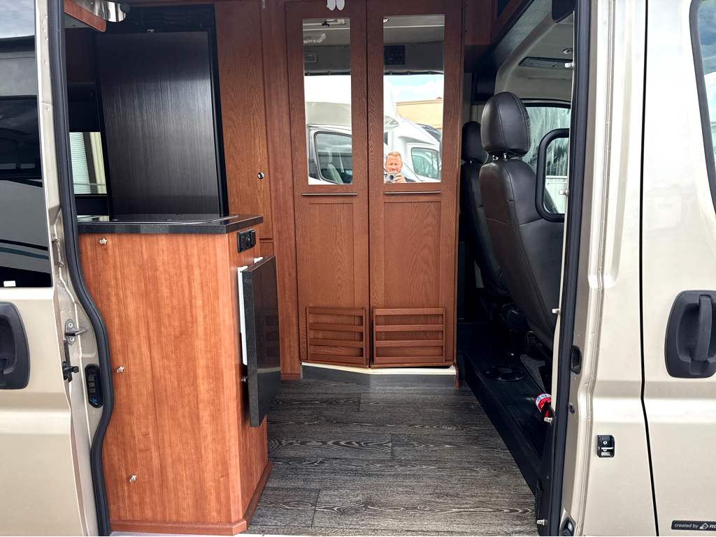 2018 ROADTREK ZION - Image 9