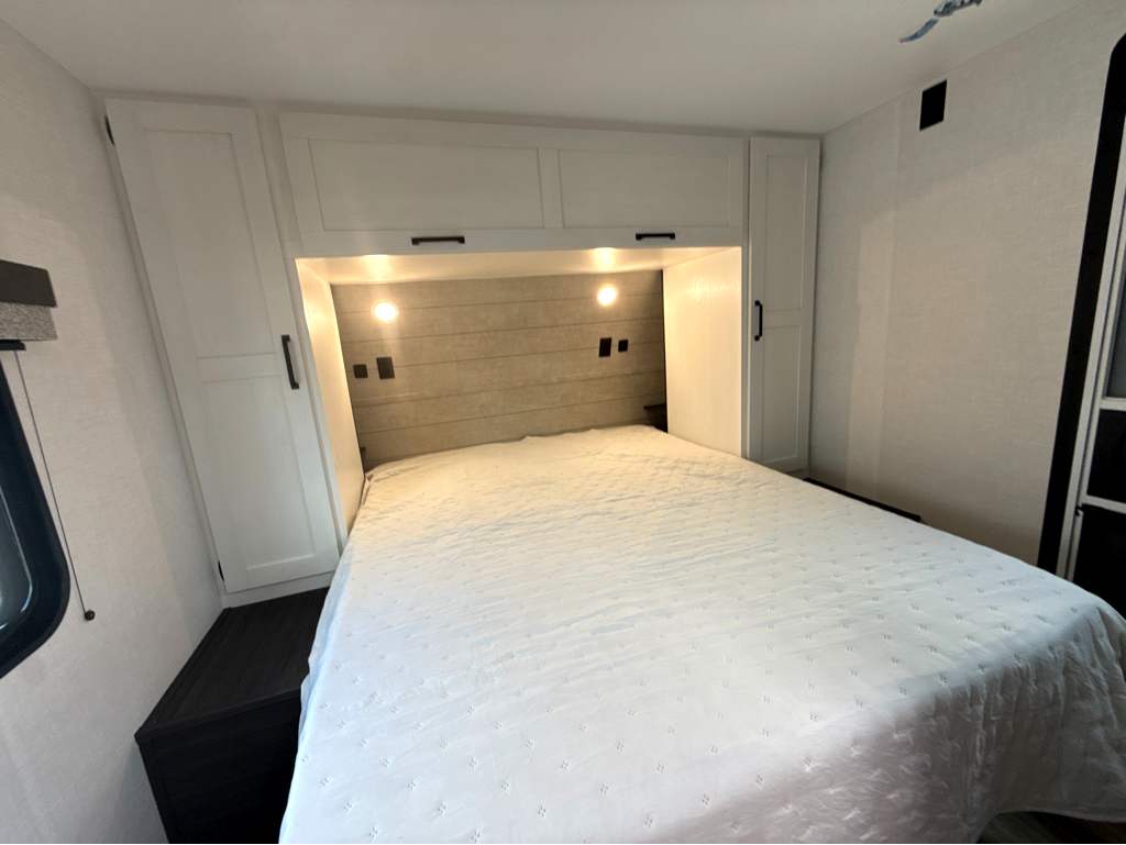 2027 VENTURE RV SIENNA 241VRD - Image 28