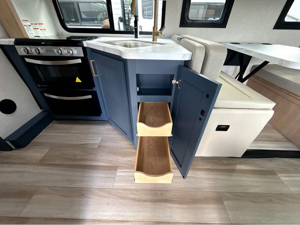 2027 THOR MOTOR COACH MAGNITUDE GA28 - Image 34