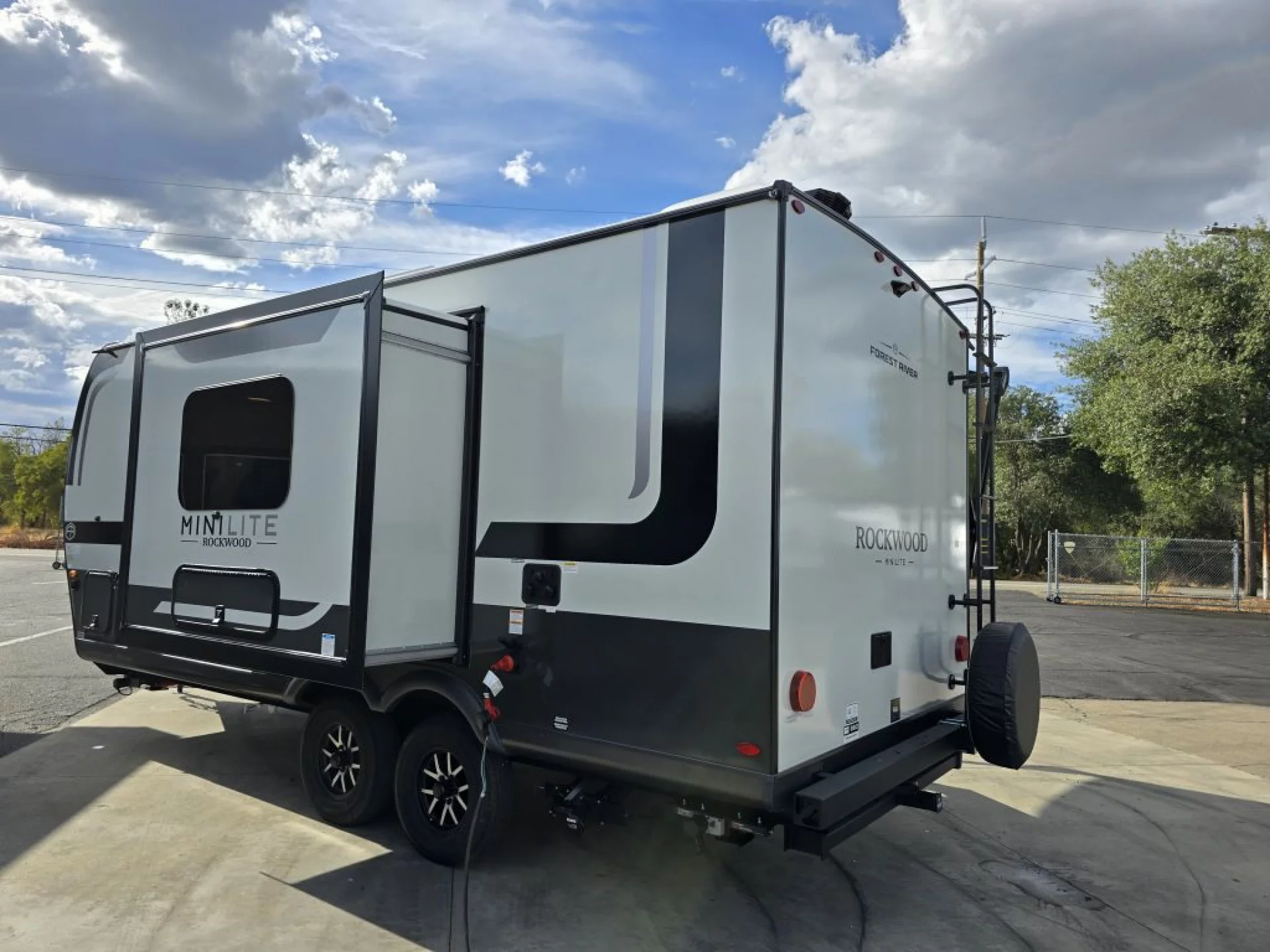 2026 FOREST RIVER ROCKWOOD MINI LITE 2109S - Image 5
