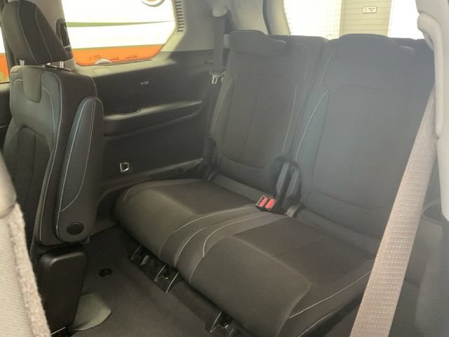 2022 Jeep Grand Cherokee L Utility 4D Laredo 4WD - Image 21