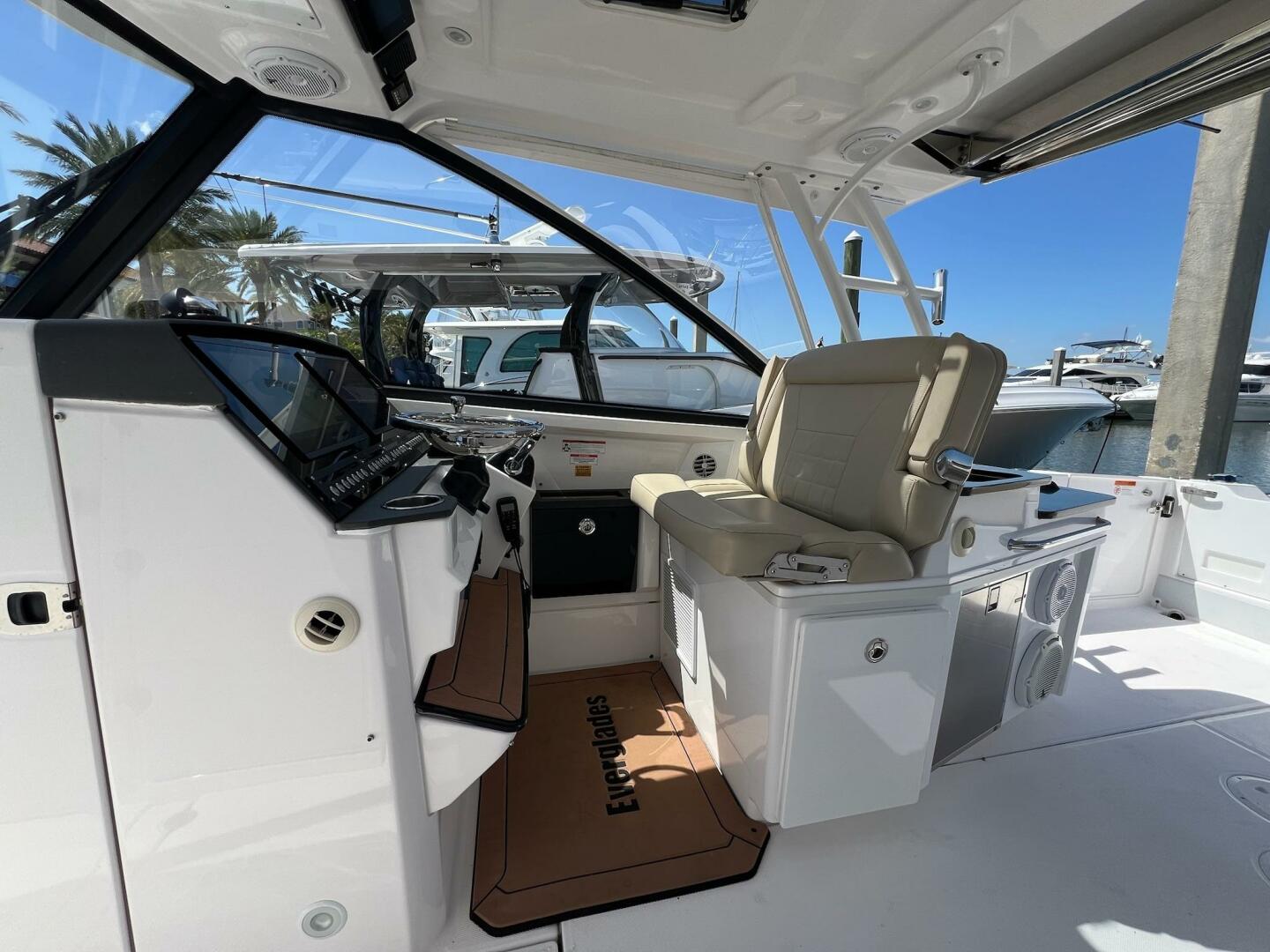 2019 Everglades 340 Dual Console - Image 8