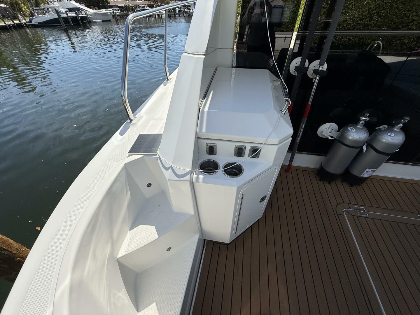 2014 Cruisers Yachts 45 Cantius - Image 37