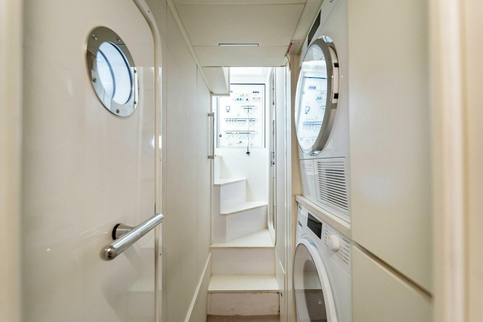 2023 Ferretti Yachts 670 - Image 29