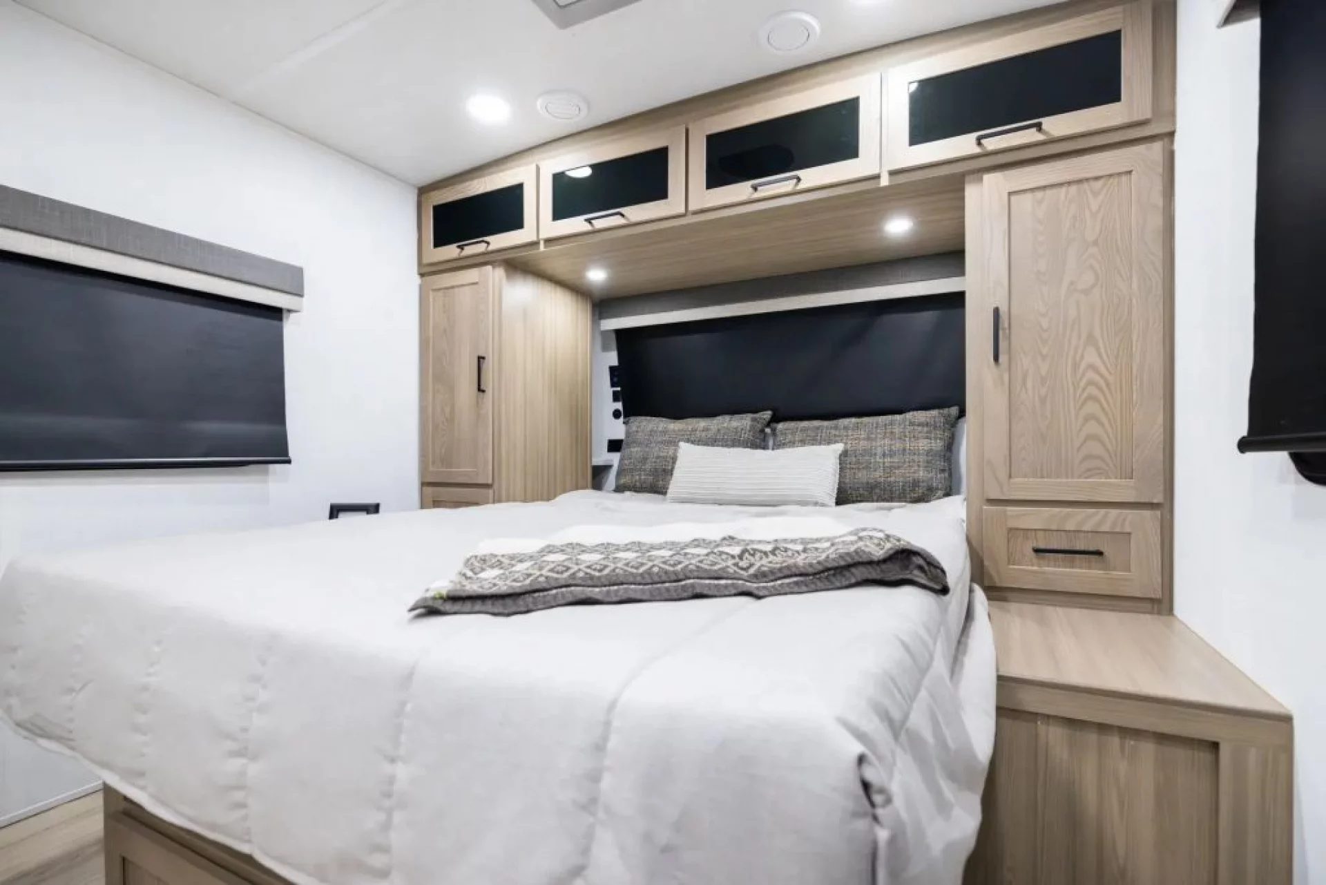 2027 FOREST RIVER ROCKWOOD MINI LITE 2524FBT - Image 16