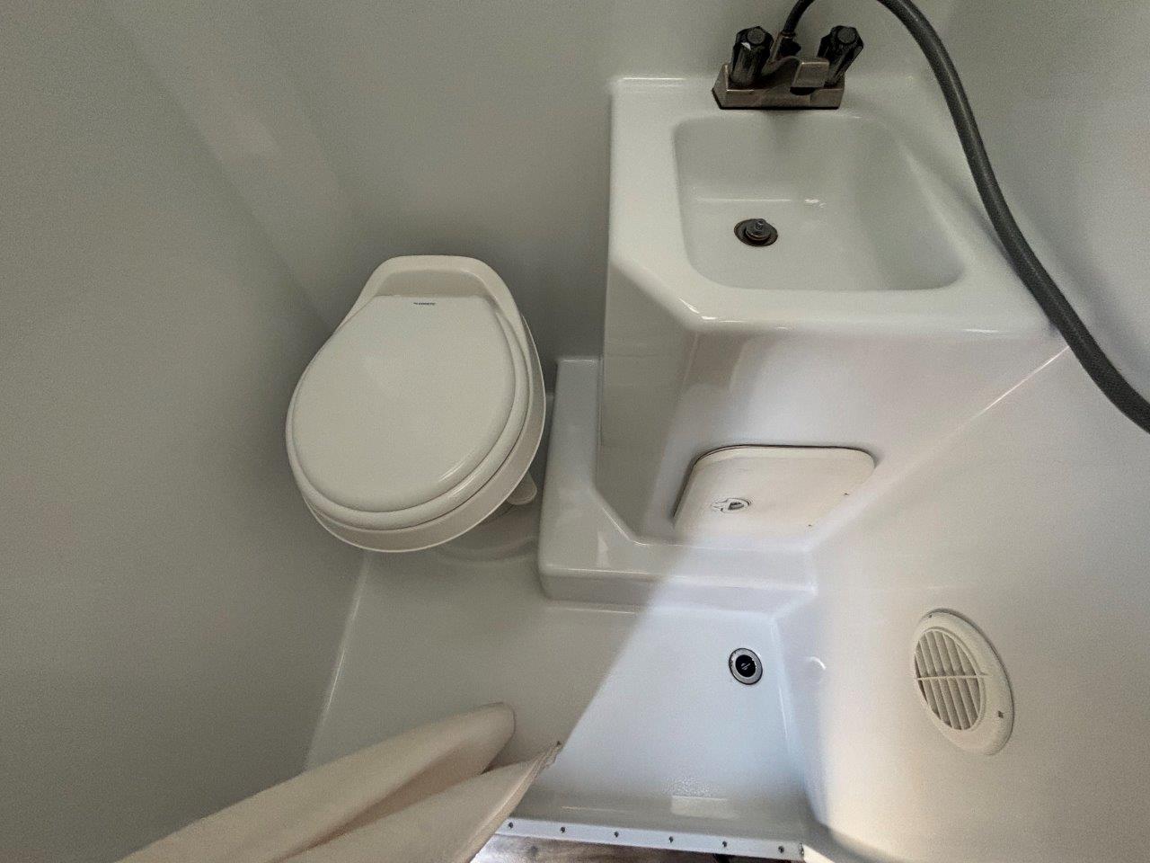 2019 Lance TC Long Bed 995 - Image 10