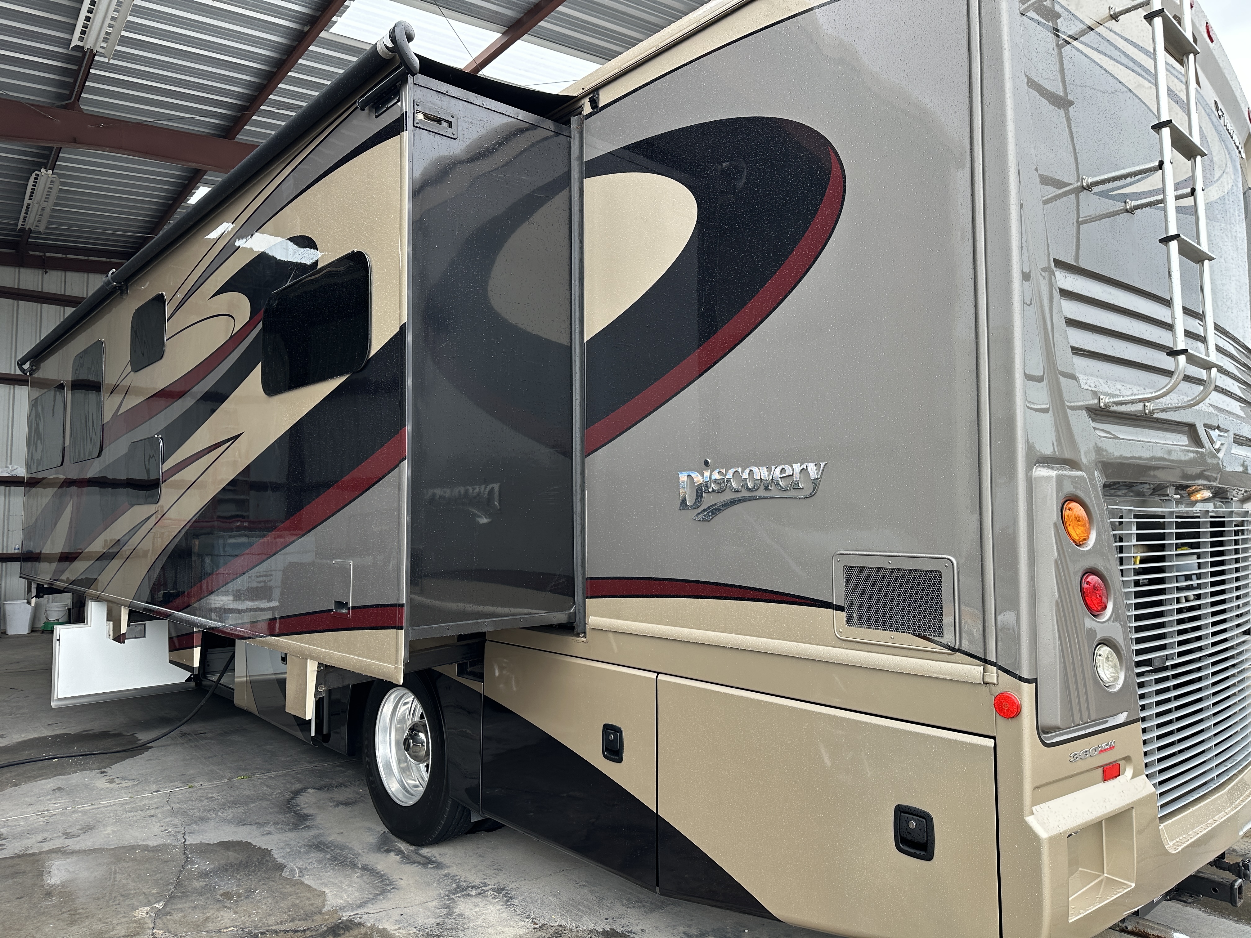 2018 Fleetwood DISCOVERY 38N - Image 4