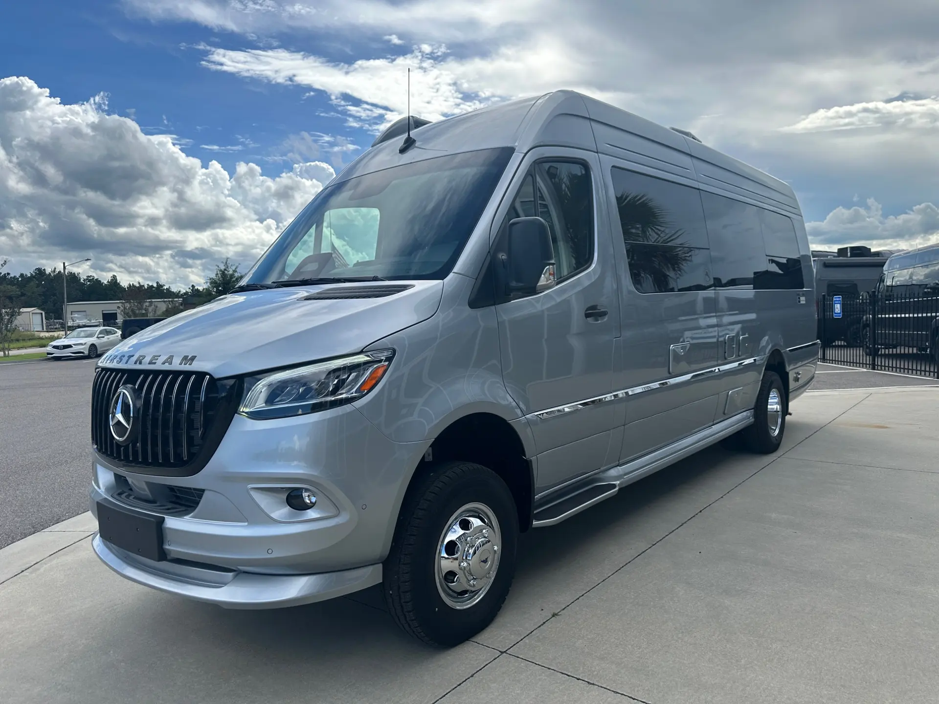 2027 Airstream Interstate 24GL Tommy Bahama - Image 8