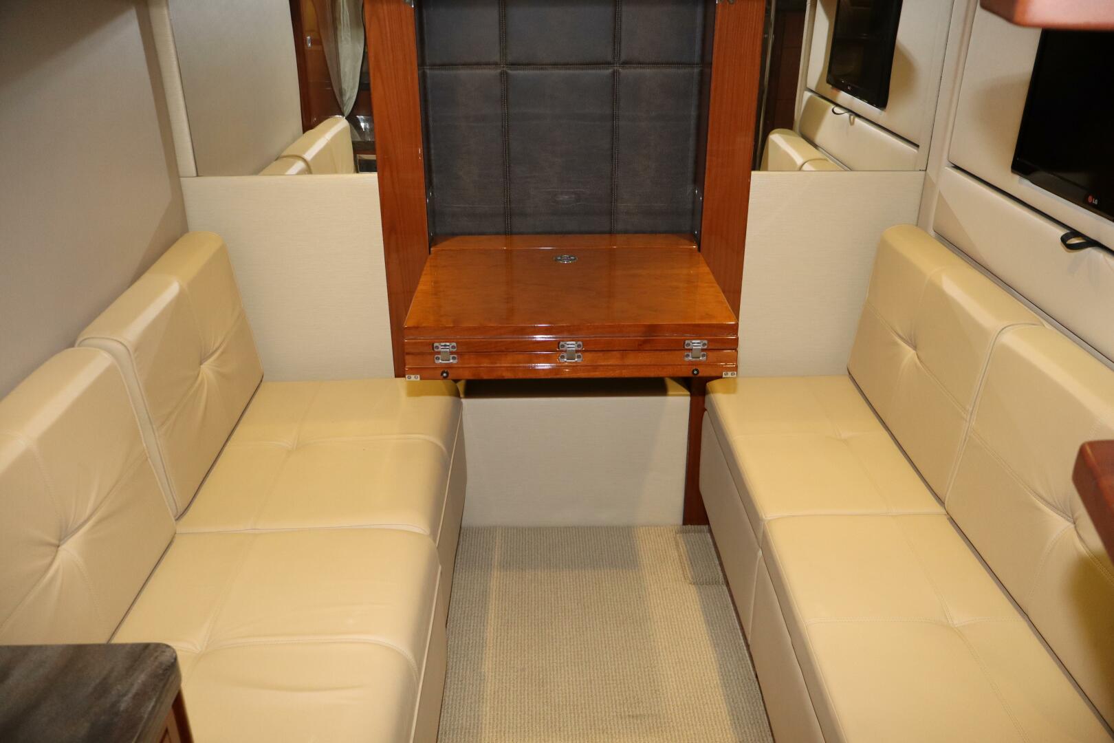 2015 Sea Ray 410 Sundancer - Image 9